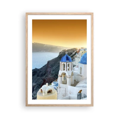 Plakat i ramme af lyst egetræ - Santorini - omfavnet af klipperne - 50x70 cm