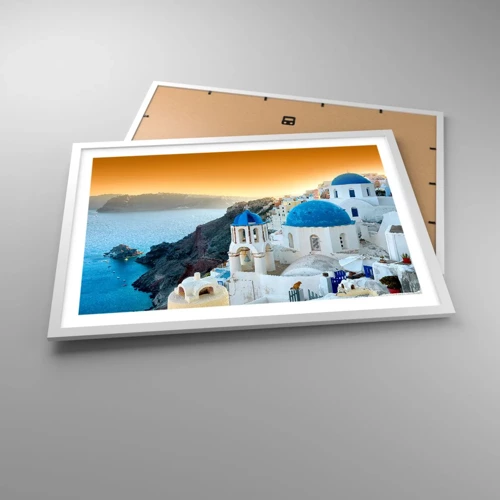 Plakat i hvid ramme - Santorini - omfavnet af klipperne - 70x50 cm