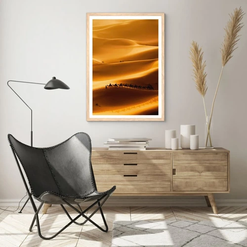 Plakat i ramme af lyst egetræ - Karavane på ørkenens bølger - 70x100 cm