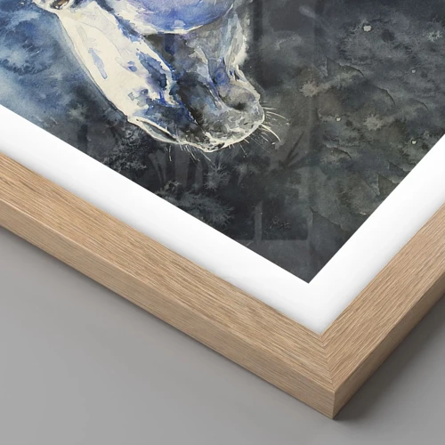 Plakat i ramme af lyst egetræ - Portræt i et blåt skær - 40x50 cm