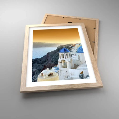 Plakat i ramme af lyst egetræ - Santorini - omfavnet af klipperne - 30x40 cm
