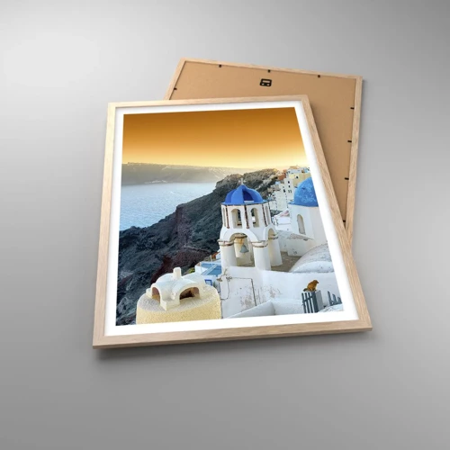 Plakat i ramme af lyst egetræ - Santorini - omfavnet af klipperne - 50x70 cm