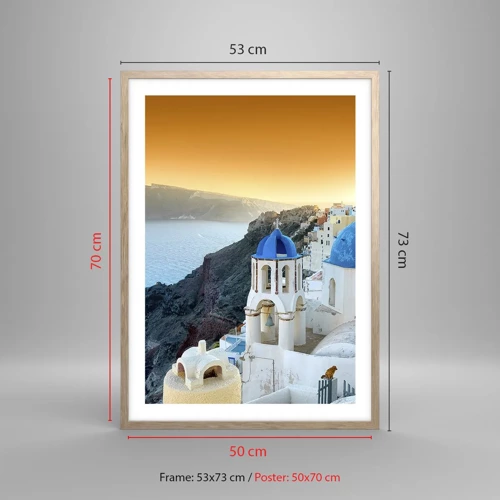 Plakat i ramme af lyst egetræ - Santorini - omfavnet af klipperne - 50x70 cm