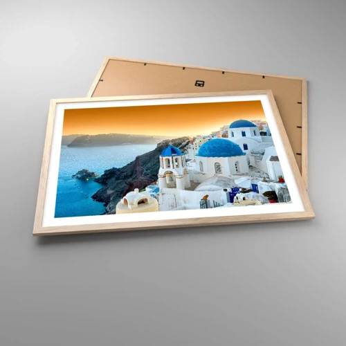 Plakat i ramme af lyst egetræ - Santorini - omfavnet af klipperne - 70x50 cm