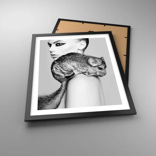 Plakat i sort ramme - Dame med en chinchilla - 40x50 cm