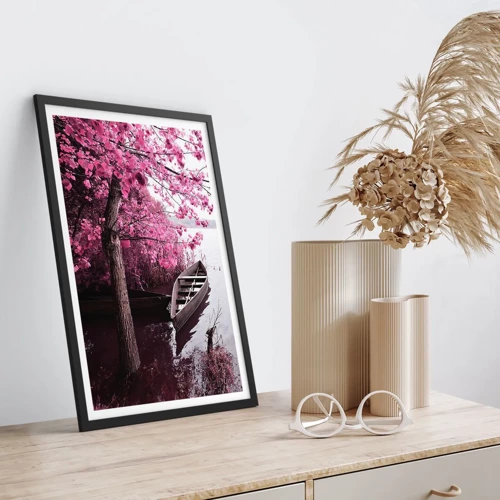 Plakat i sort ramme - I lyserød stilhed - 50x70 cm