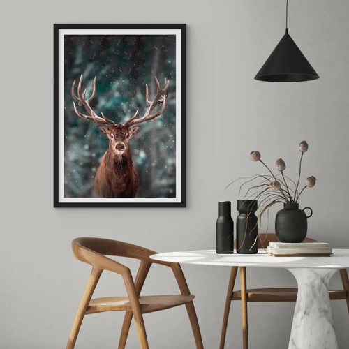 Plakat i sort ramme - Skovens konge kronet - 50x70 cm