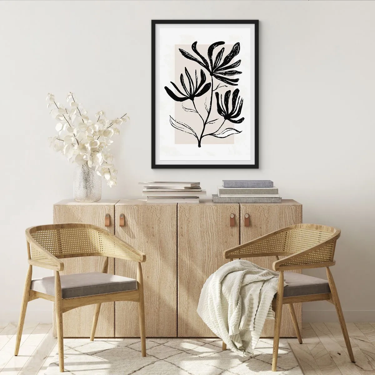 Plakat i sort ramme - Sort-hvid illustration af blomster på en beige baggrund - 50x70cm - Skitse til et herbarium - Moderne vægdekoration til stue og soveværelse ARTTOR