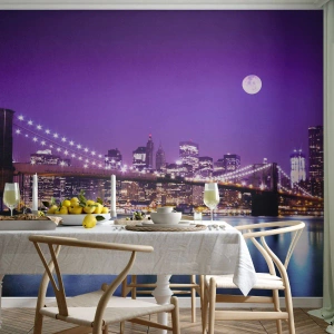 Fototapet Standard Eco - Brooklyn Bridge og New Yorks skyline om natten - 100x70cm - Storbyens lys i lilla - Moderne vægdekoration til stue og soveværelse ARTTOR