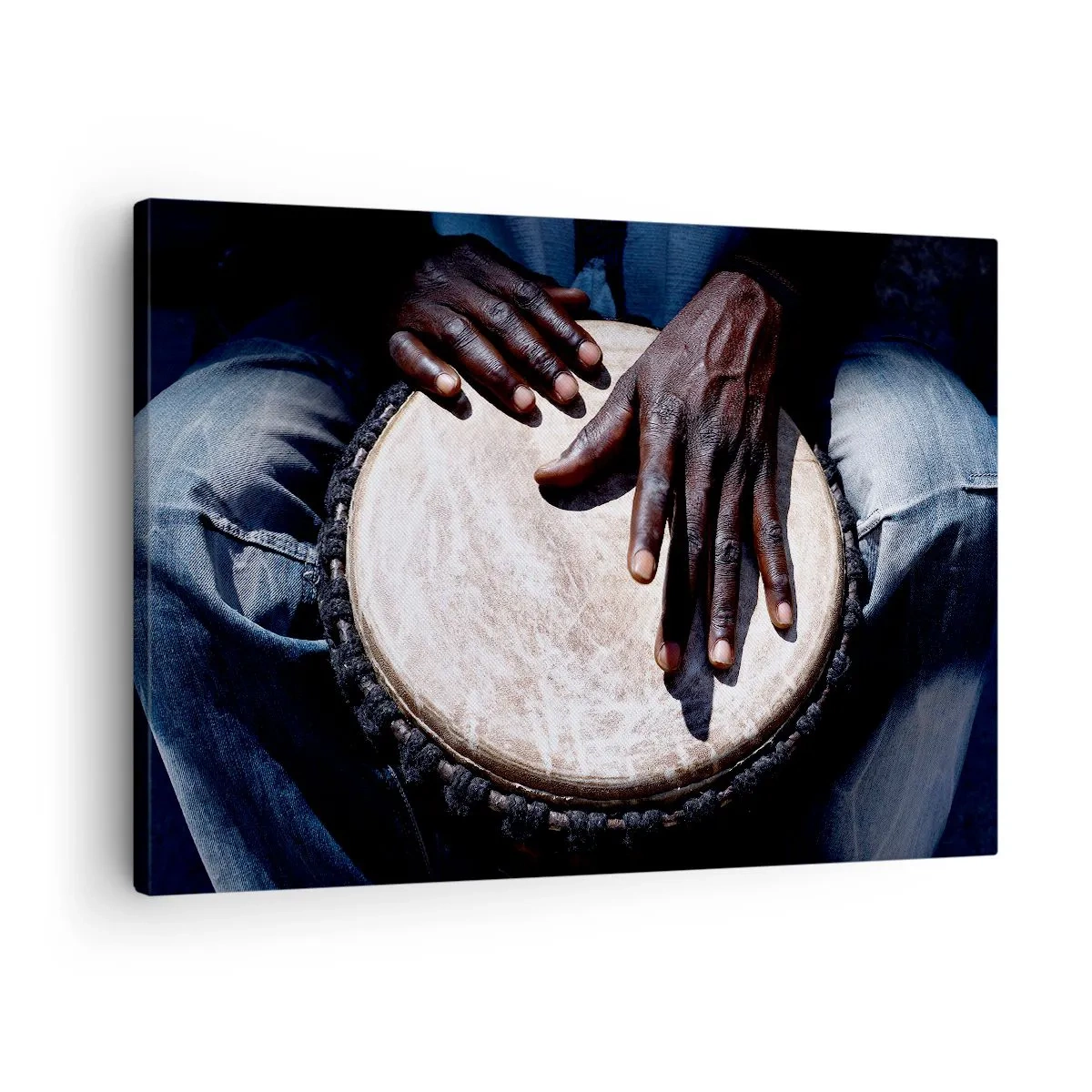Lærredstryk - Billede på lærred - Hænder spiller på en djembe-tromme i en dynamisk komposition - 70x50cm - Lev i takt med din rytme - Moderne vægdekoration til stue og soveværelse ARTTOR