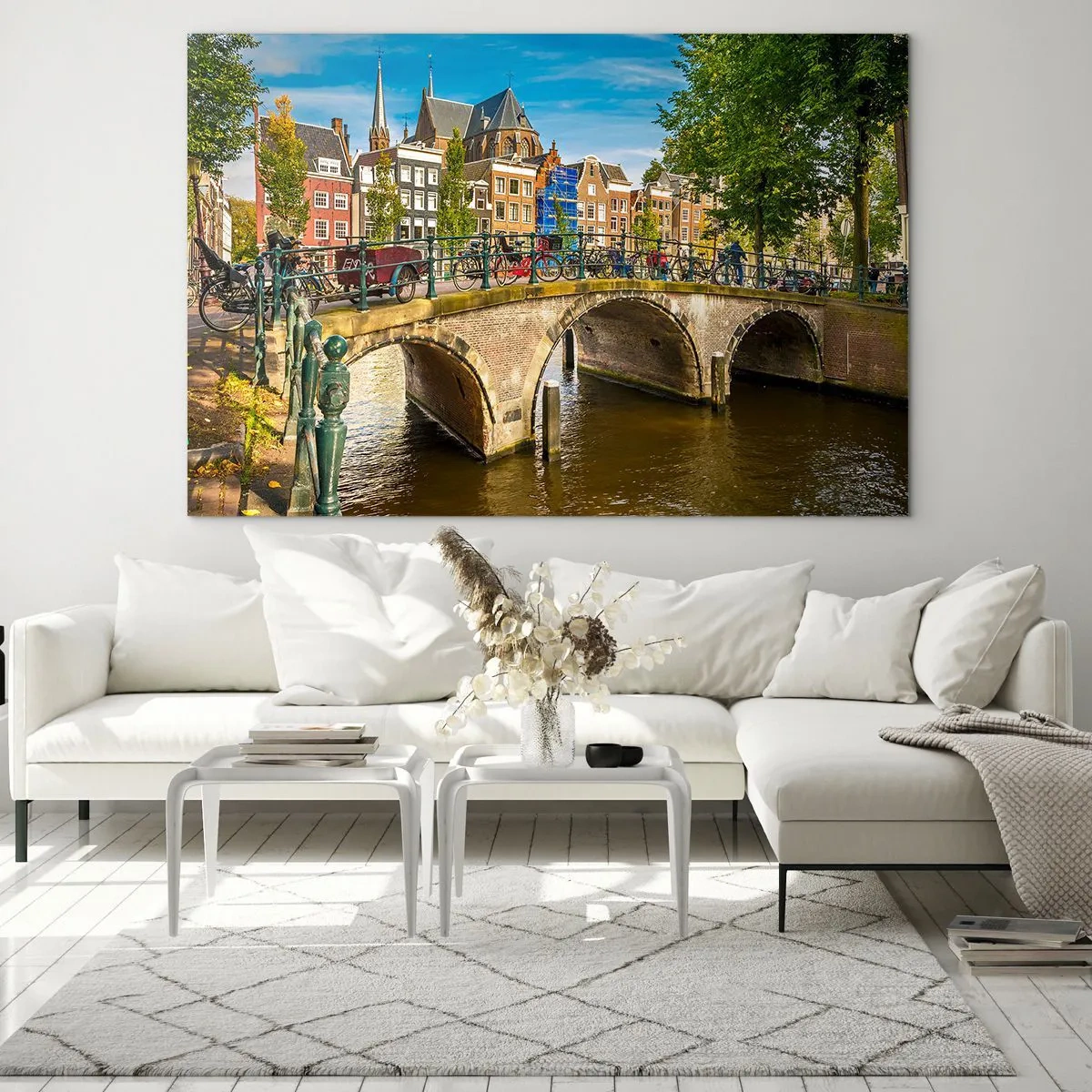 Billede på glas - En bro over en kanal omgivet af historisk arkitektur og grønne områder - 70x50cm - Forår ved kanalen - Moderne vægdekoration til stue og soveværelse ARTTOR
