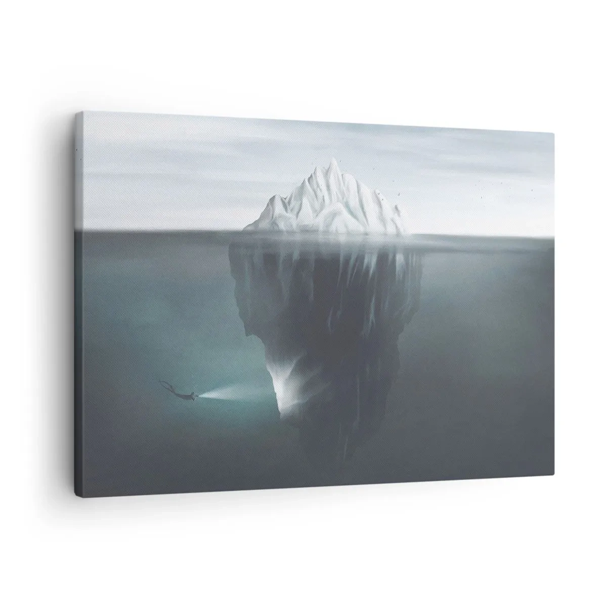 Lærredstryk - Billede på lærred - Et isbjerg i vandet med en dykker og en projektør under overfladen. - 70x50cm - Undervands-mysterium - Moderne vægdekoration til stue og soveværelse ARTTOR