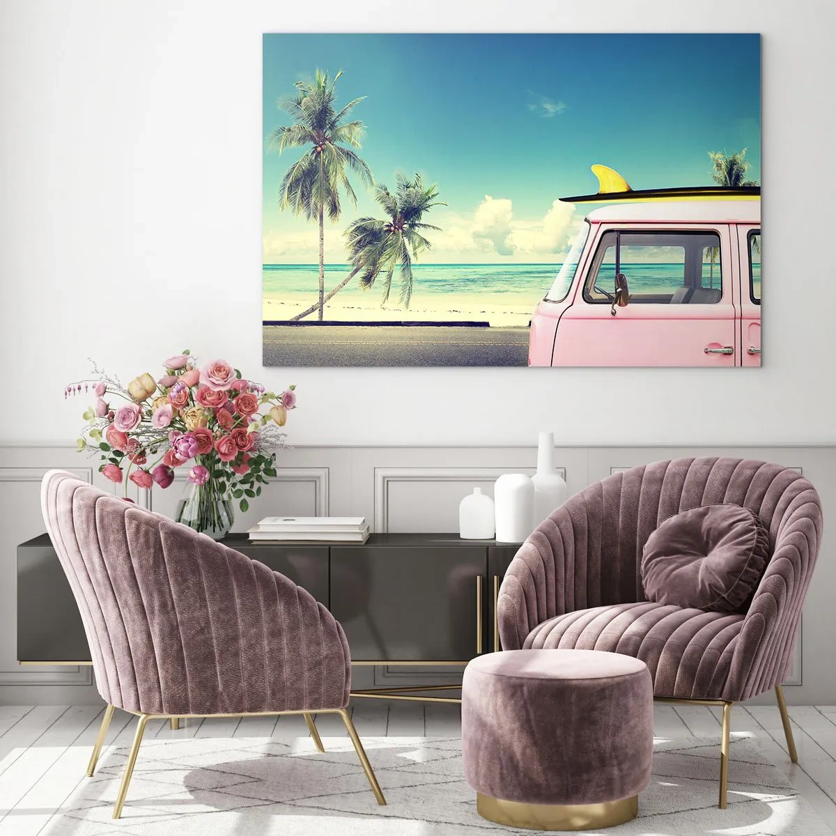 Billede på glas - En strand med palmer og en lyserød retro varevogn ved havet - 70x50cm - Ferietid til at starte - Moderne vægdekoration til stue og soveværelse ARTTOR