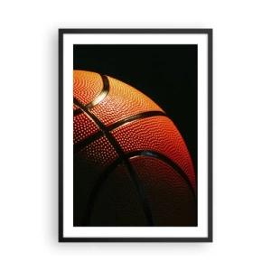 Plakat i sort ramme - Nærbillede af en basketball i rampelyset - 50x70cm - Smuk som en planet - Moderne vægdekoration til stue og soveværelse ARTTOR