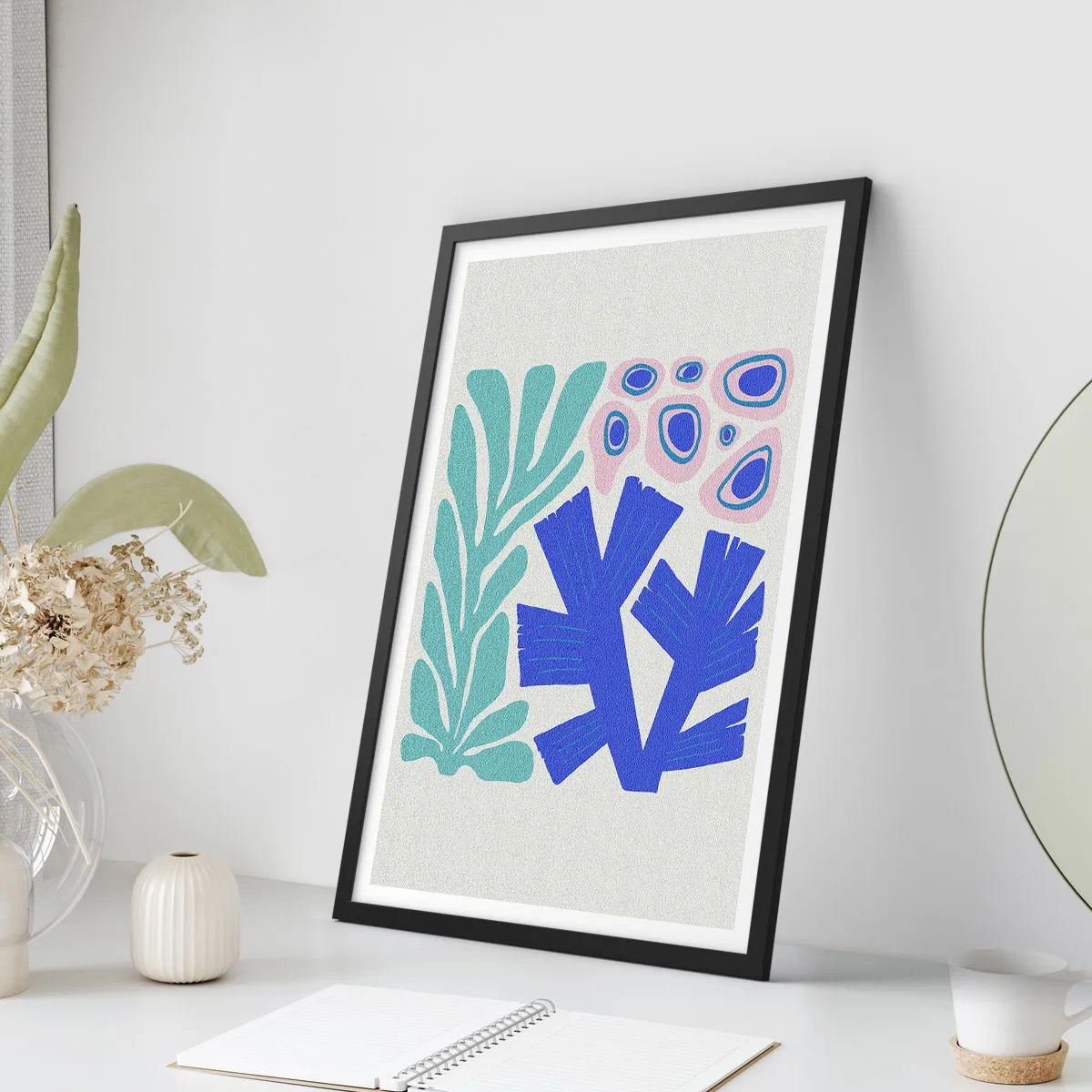 Plakat i sort ramme - Stiliseret grafik af undervandsplanter og koraller - 50x70cm - Undervands have - Moderne vægdekoration til stue og soveværelse ARTTOR
