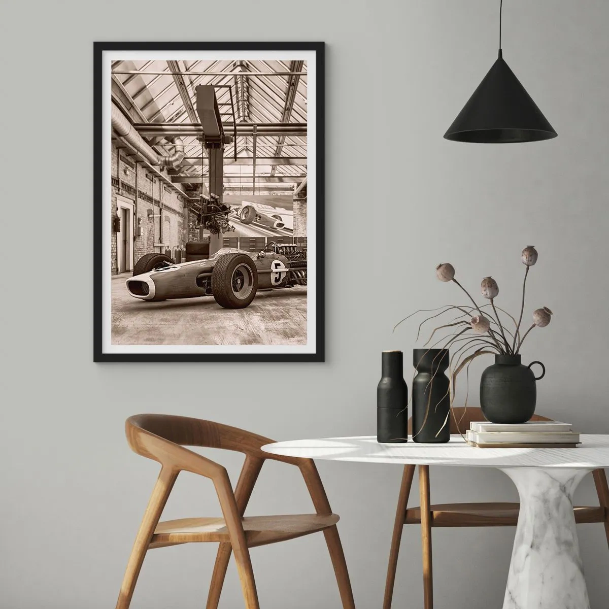 Plakat i sort ramme - Ikonisk racerbil i et industrielt interiør - 50x70cm - Vinderens hvile - Moderne vægdekoration til stue og soveværelse ARTTOR
