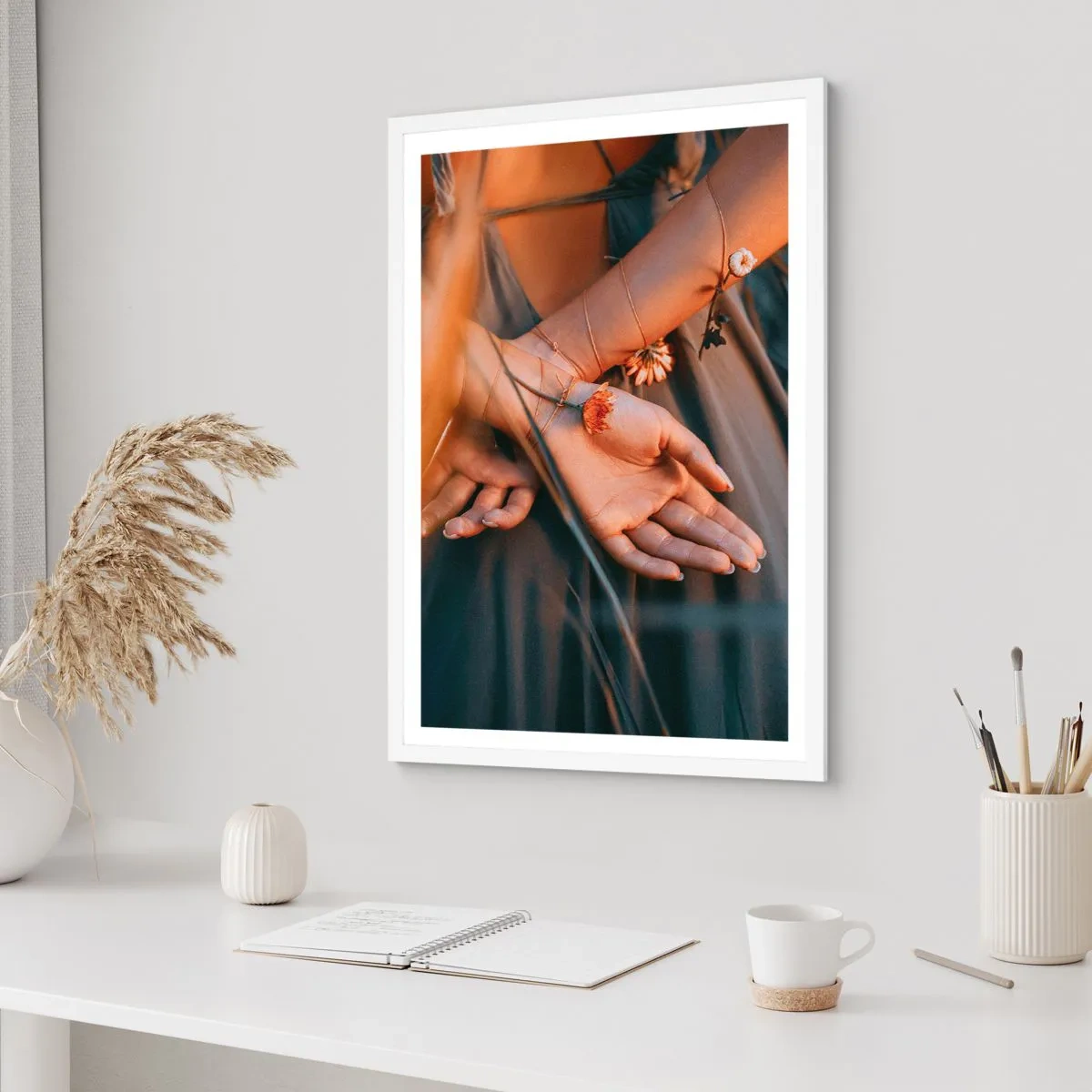 Plakat i hvid ramme - Forbundet med naturen - 70x100 cm