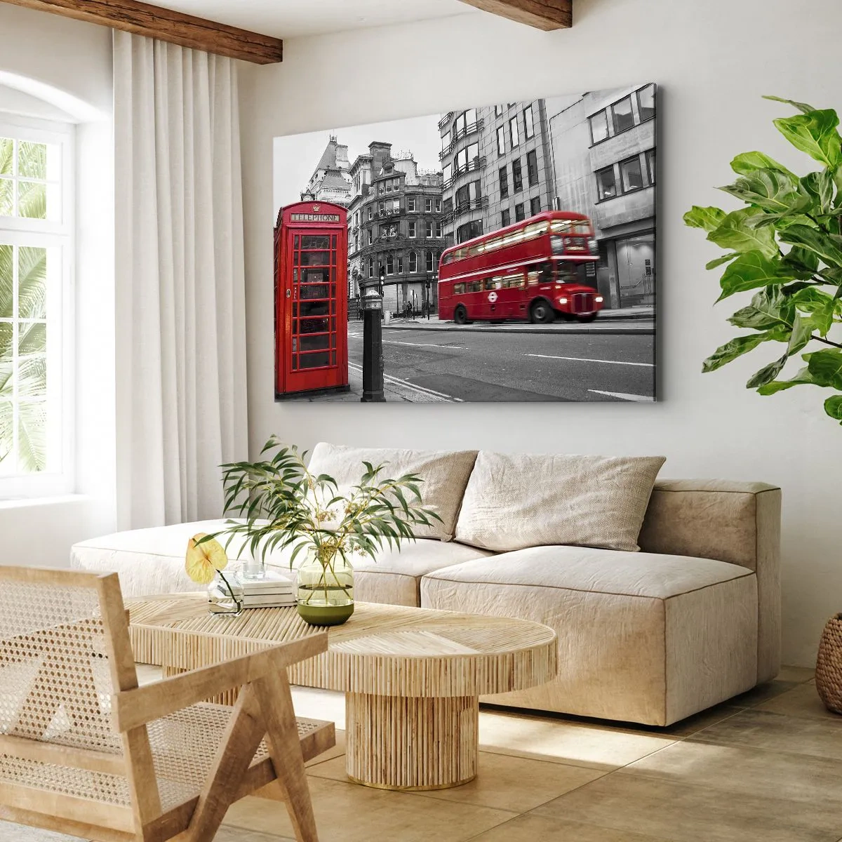 Lærredstryk - Billede på lærred - En rød telefonboks og en dobbeltdækkerbus i London med byen i baggrunden - 70x50cm - Den rødeste i Europa - Moderne vægdekoration til stue og soveværelse ARTTOR