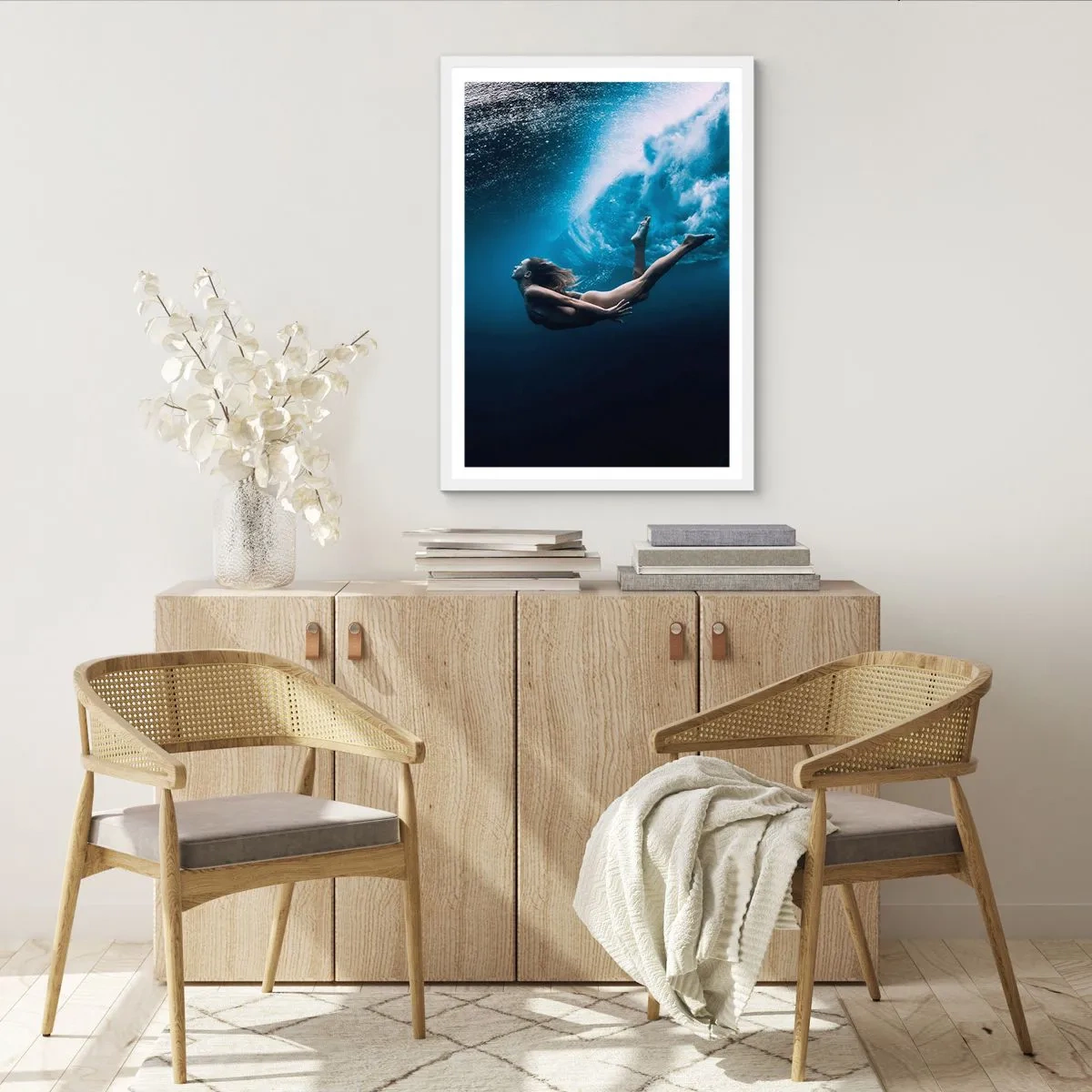 Plakat i hvid ramme - Den moderne havfrue - 70x100 cm