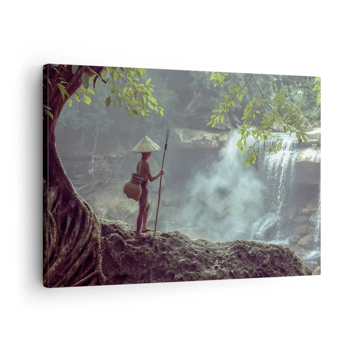 Lærredstryk - Billede på lærred - En figur med et spyd ved et vandfald i en tropisk skov - 70x50cm - Venlig med naturen - Moderne vægdekoration til stue og soveværelse ARTTOR