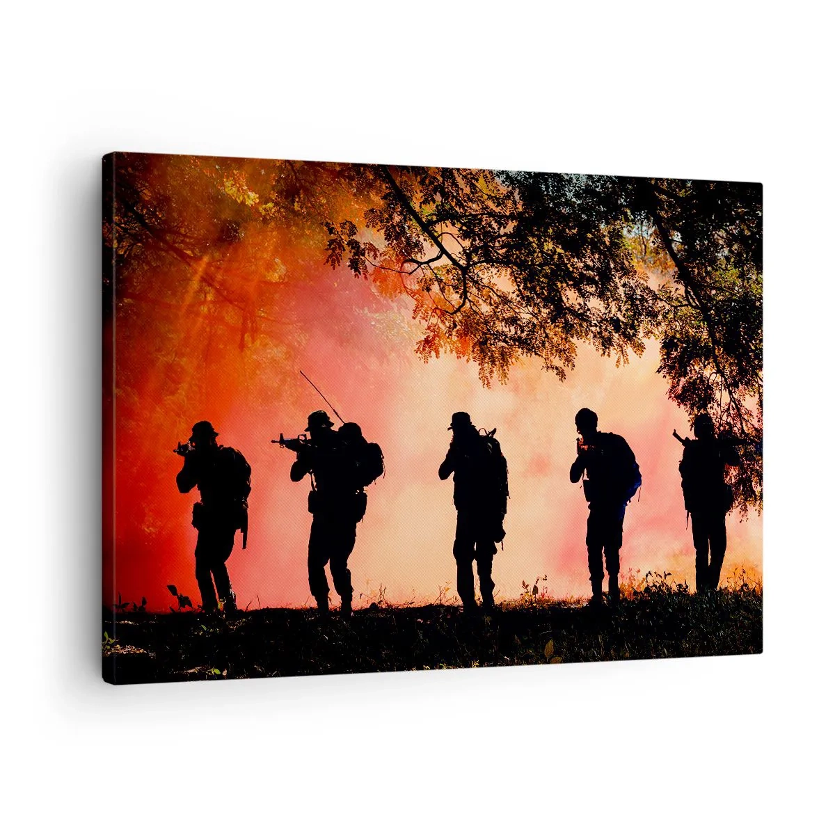 Lærredstryk - Billede på lærred - Silhuetter af soldater i skoven mod den orange himmel - 70x50cm - ...Alle for én. - Moderne vægdekoration til stue og soveværelse ARTTOR