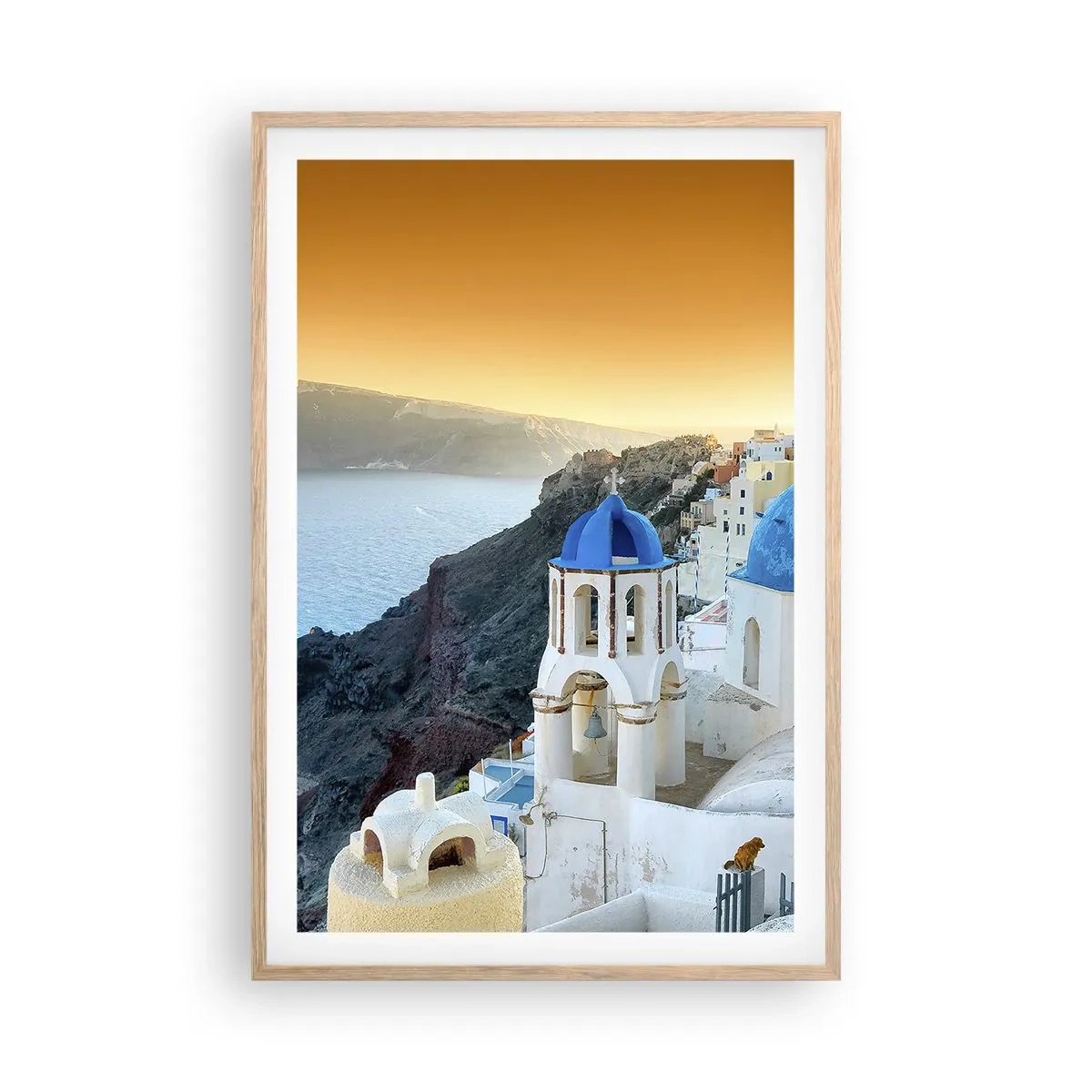 Plakat i ramme af lyst egetræ - Santorini - omfavnet af klipperne - 61x91 cm