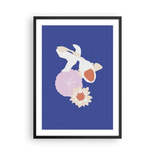 Plakat i sort ramme - Koi-fisk omgivet af blomster mod en intens baggrund - 50x70cm - Sammensætning af blomster og knopper - Moderne vægdekoration til stue og soveværelse ARTTOR