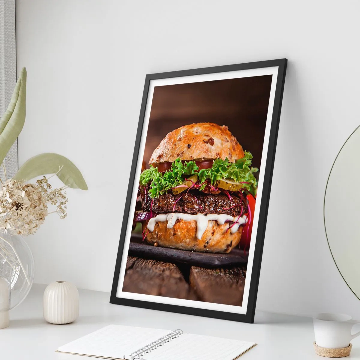 Plakat i sort ramme - Lækker burger med grøntsager og sauce - 50x70cm - American dream - Moderne vægdekoration til stue og soveværelse ARTTOR
