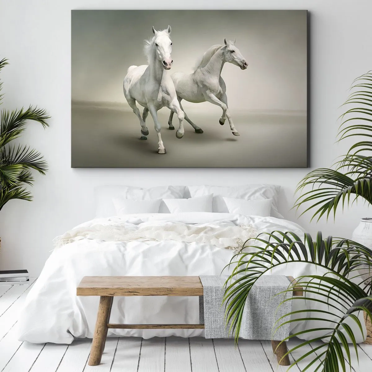 Lærredstryk - Billede på lærred - To hvide heste galoperer mod en lys baggrund - 70x50cm - White power! - Moderne vægdekoration til stue og soveværelse ARTTOR