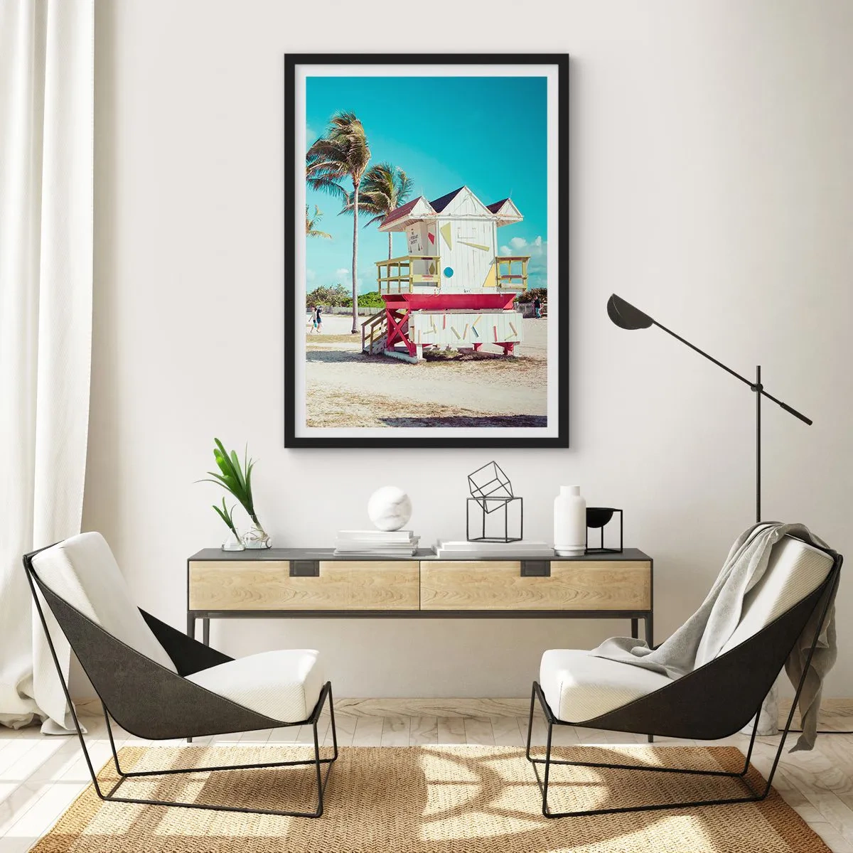 Plakat i sort ramme - En farverig livredderstand på en strand med palmer og en blå himmel - 50x70cm - En smuk dag foran dig - Moderne vægdekoration til stue og soveværelse ARTTOR