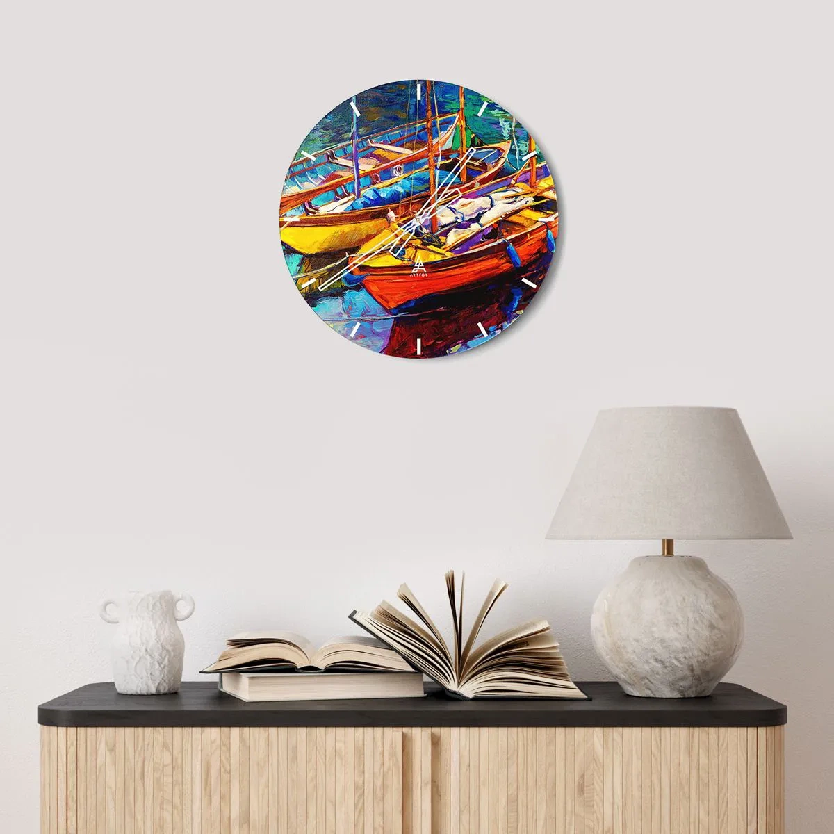 Vægur, Uret - Farverige både i havnen - 30x30cm - På vand, der er tykt af farve - Moderne vægdekoration til stue, køkken og soveværelse ARTTOR
