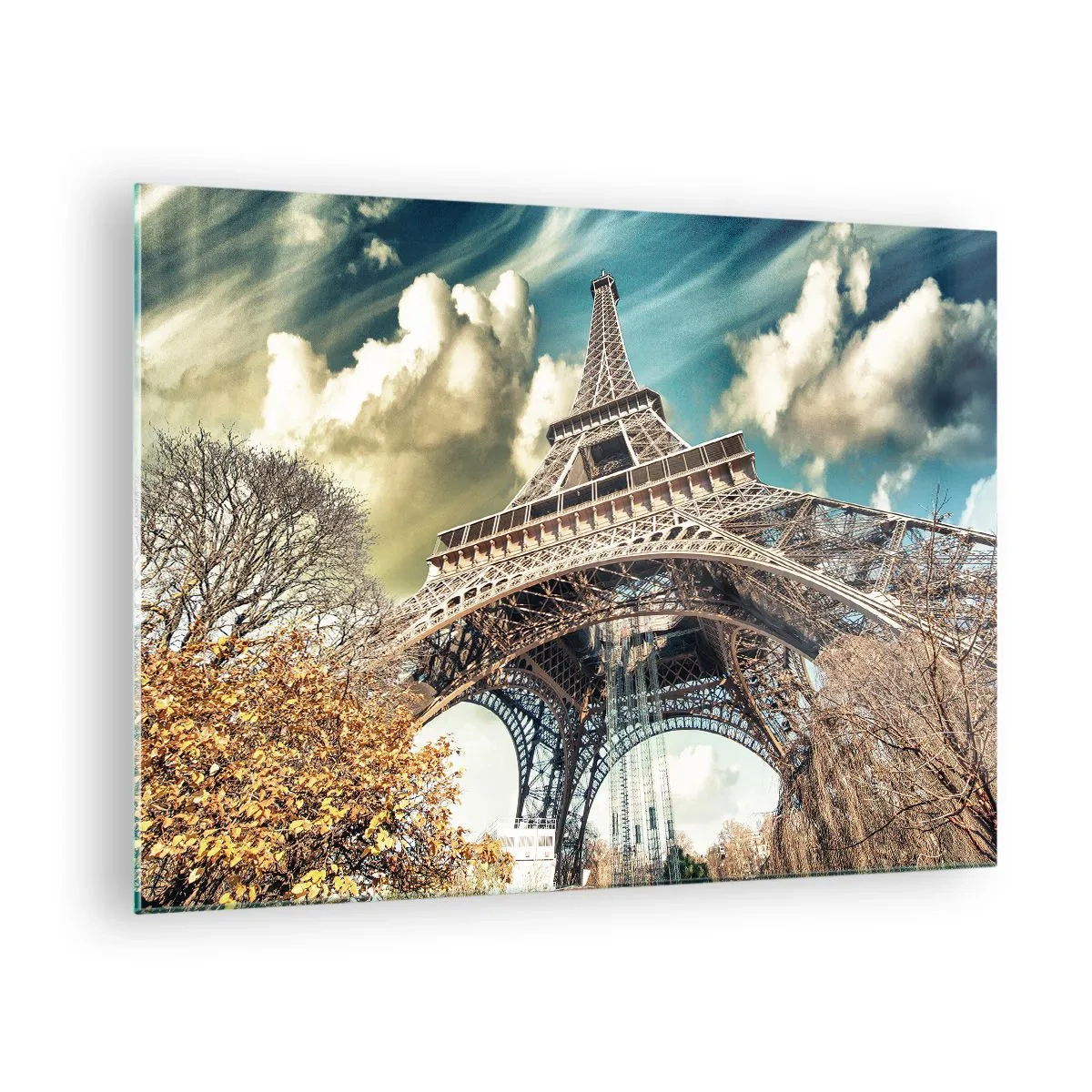 Billede på glas - Eiffeltårnet i et efterårssceneri mod en dynamisk himmel - 70x50cm - Og i efteråret i Paris... - Moderne vægdekoration til stue og soveværelse ARTTOR