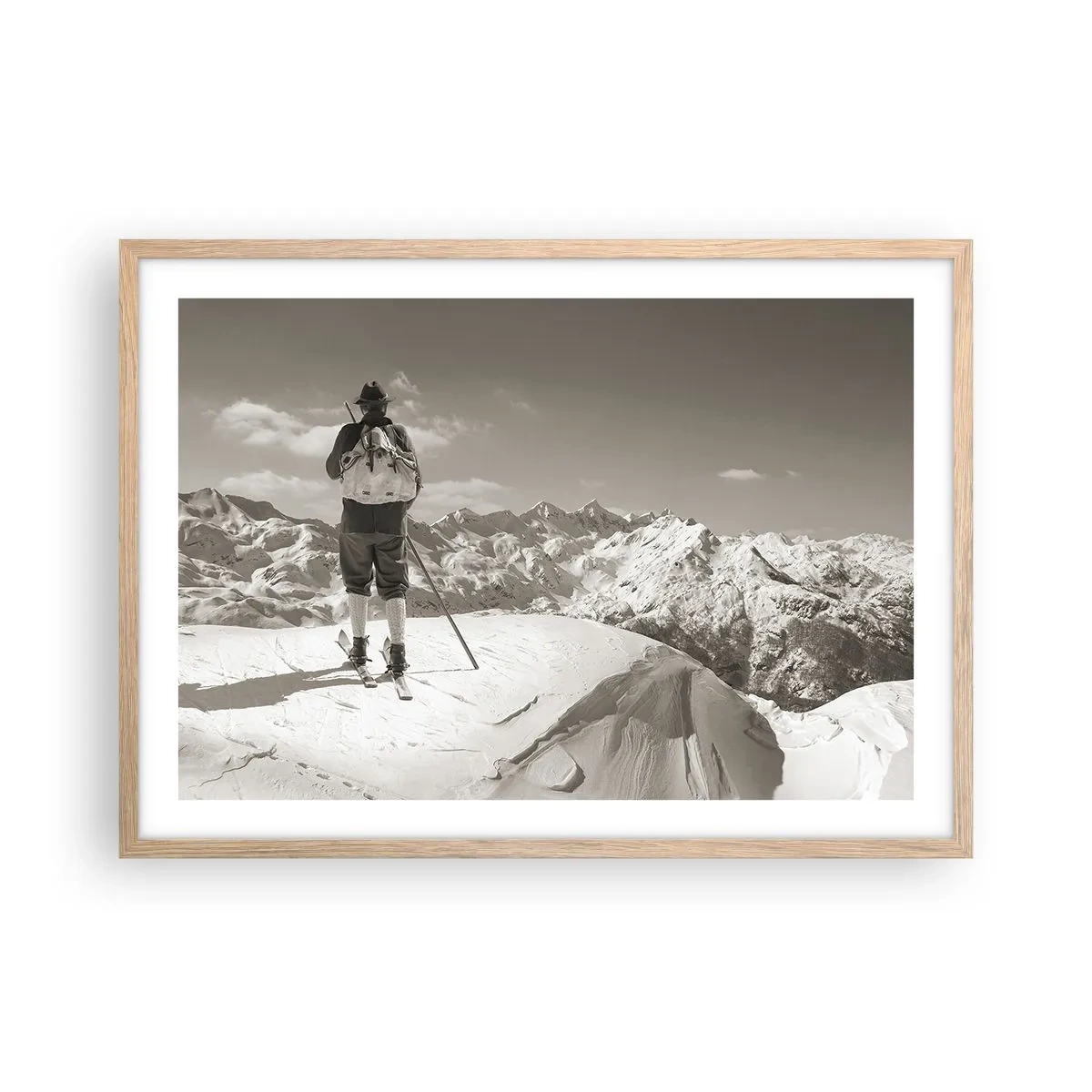 Plakat i ramme af lyst egetræ - Og bjergene er de samme - 70x50 cm