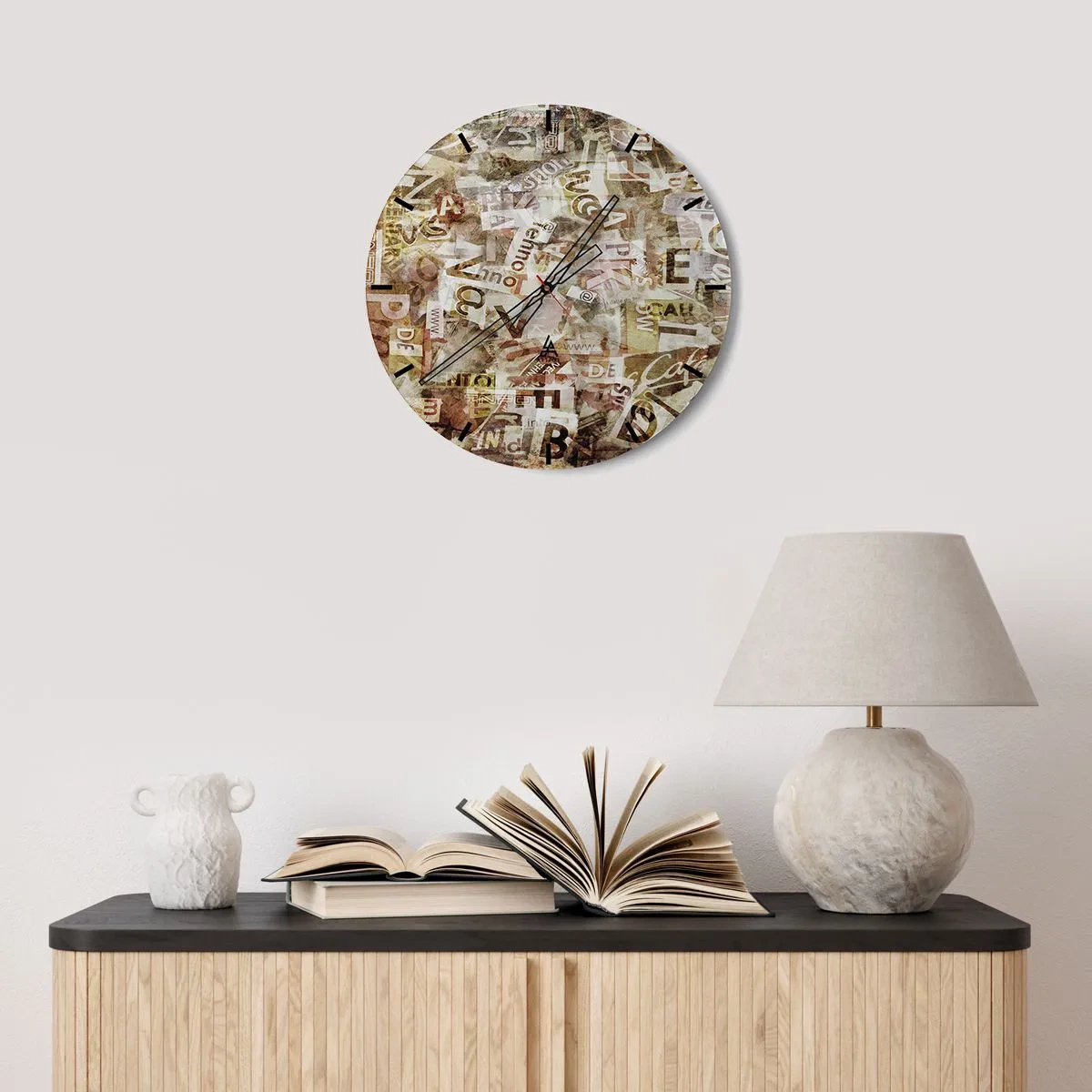 Vægur, Uret - Abstrakt komposition med bogstaver i beige og brune nuancer - 30x30cm - Jeg forener snakkehovederne - Moderne vægdekoration til stue, køkken og soveværelse ARTTOR