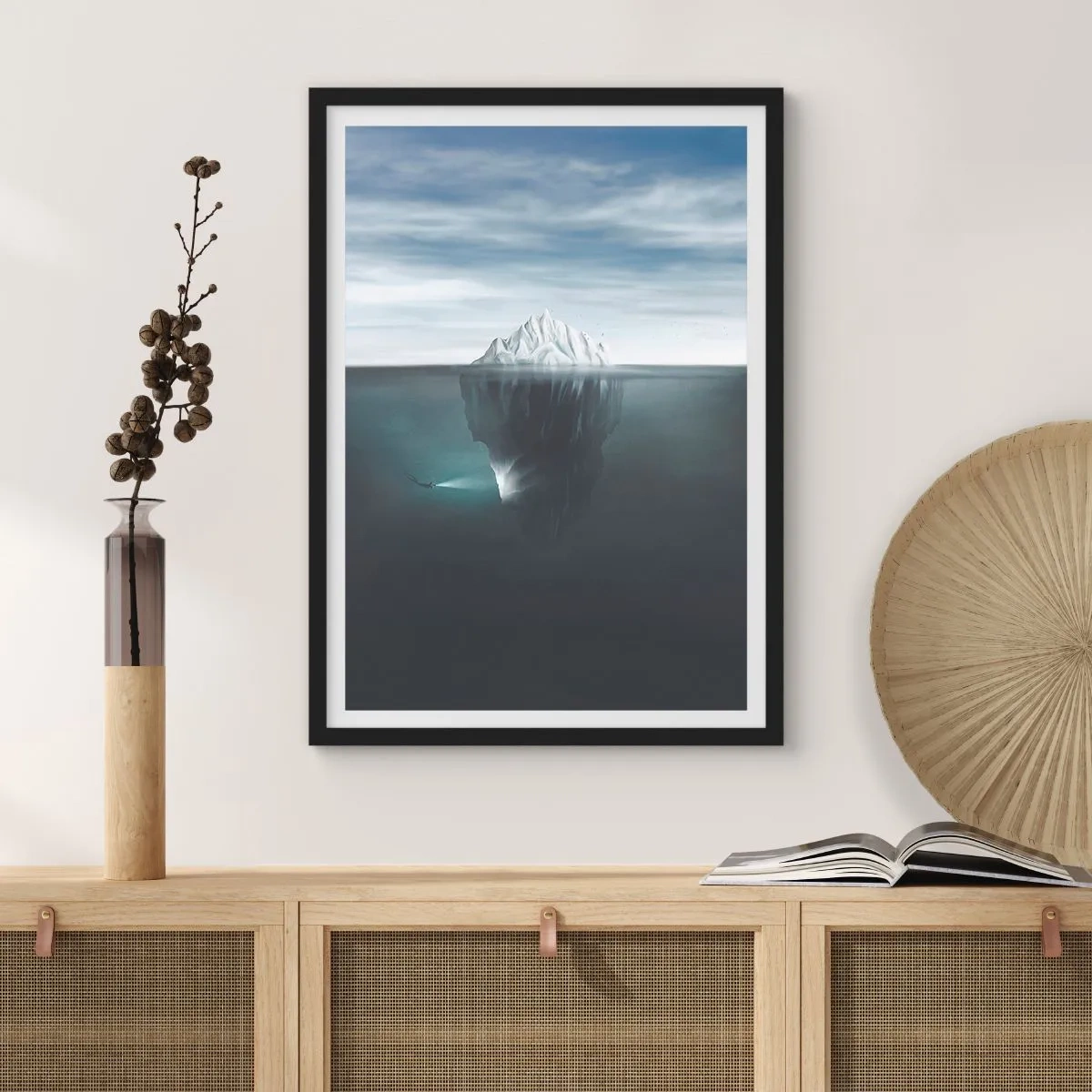 Plakat i sort ramme - Et isbjerg med en enorm masse skjult under vandet - 50x70cm - Undervands-mysterium - Moderne vægdekoration til stue og soveværelse ARTTOR