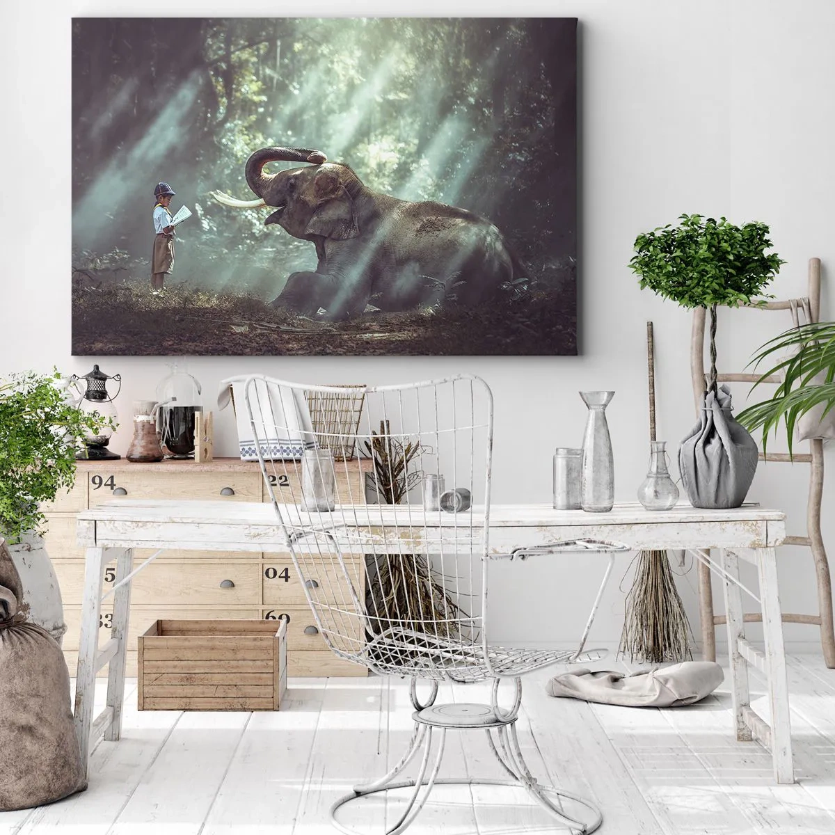 Lærredstryk - Billede på lærred - En dreng og en elefant i en skovomgivelse oplyst af sollys - 70x50cm - Og hør her... - Moderne vægdekoration til stue og soveværelse ARTTOR