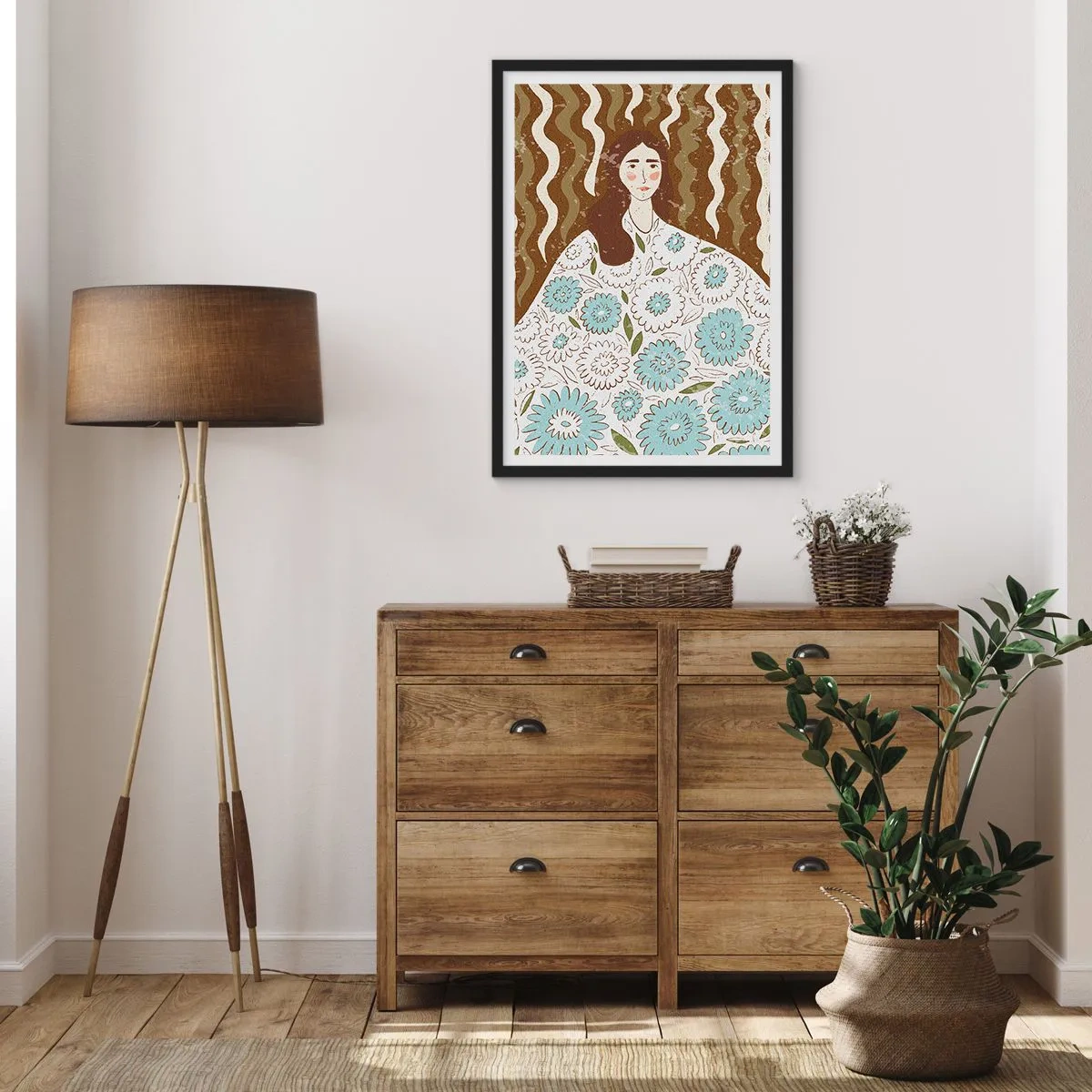 Plakat i sort ramme - Stiliseret portræt af en kvinde i en blomstret kjole mod en baggrund af bølgede mønstre. - 50x70cm - Portræt i en blomstret kappe - Moderne vægdekoration til stue og soveværelse ARTTOR