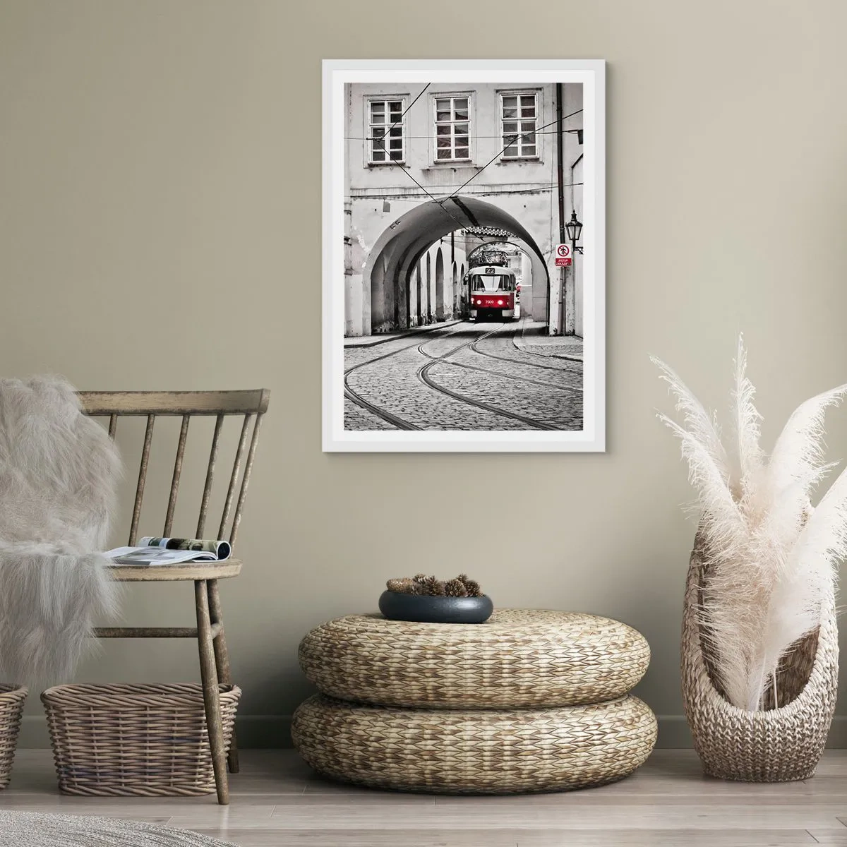 Plakat i hvid ramme - Gennem byens labyrint - 61x91 cm