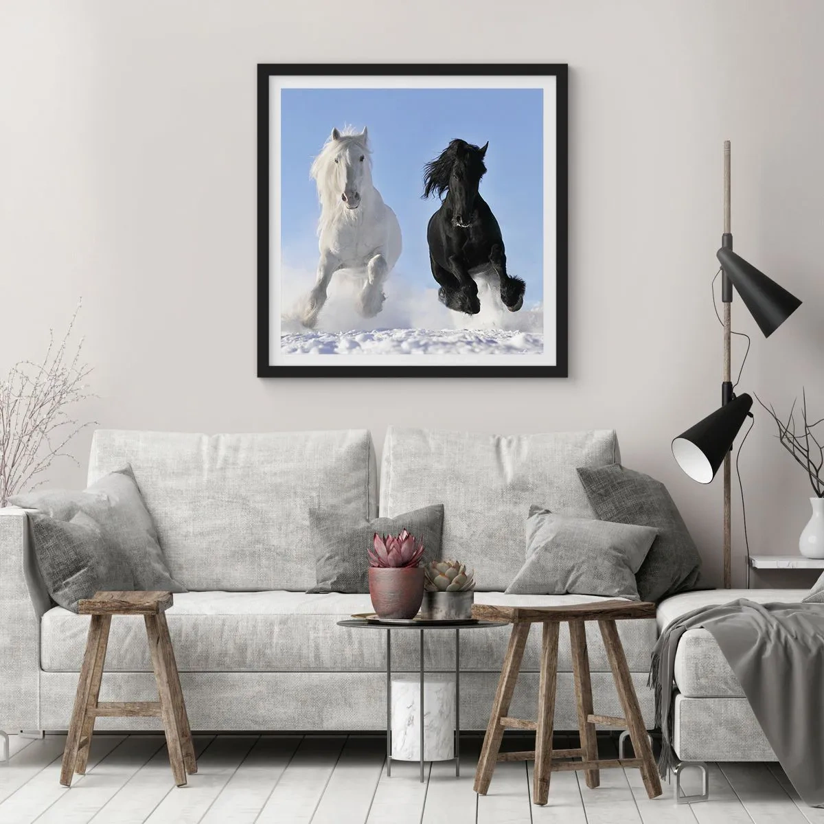 Plakat i sort ramme - Sort og hvid galop - 50x50 cm