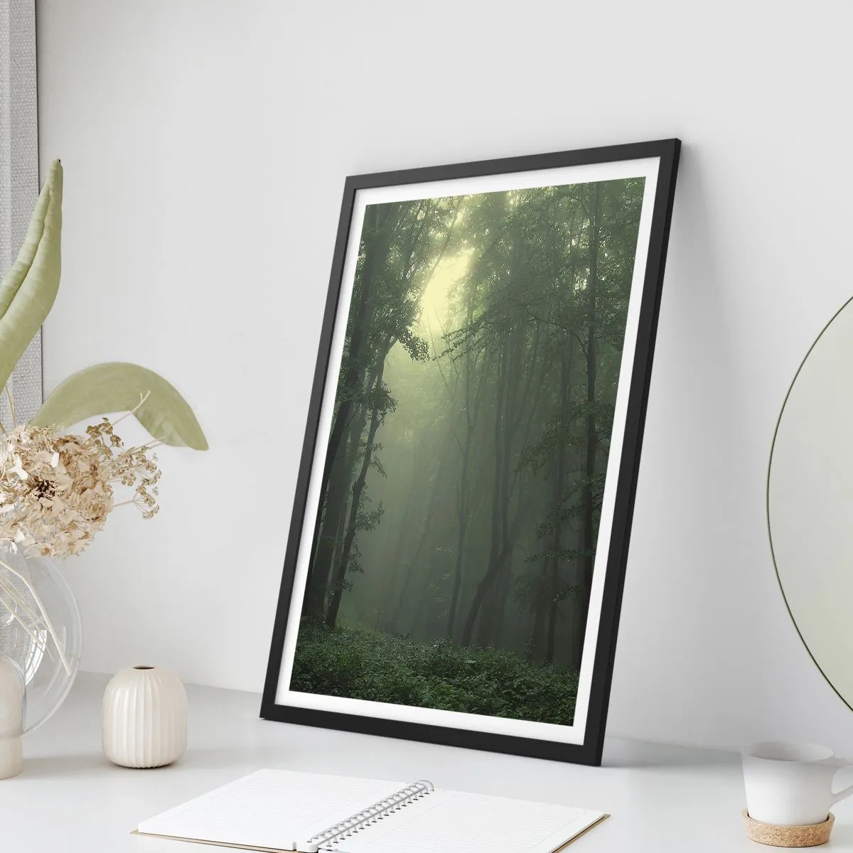 Plakat i sort ramme - Tågede træer i en grøn skov - 50x70cm - Før han vågner op - Moderne vægdekoration til stue og soveværelse ARTTOR