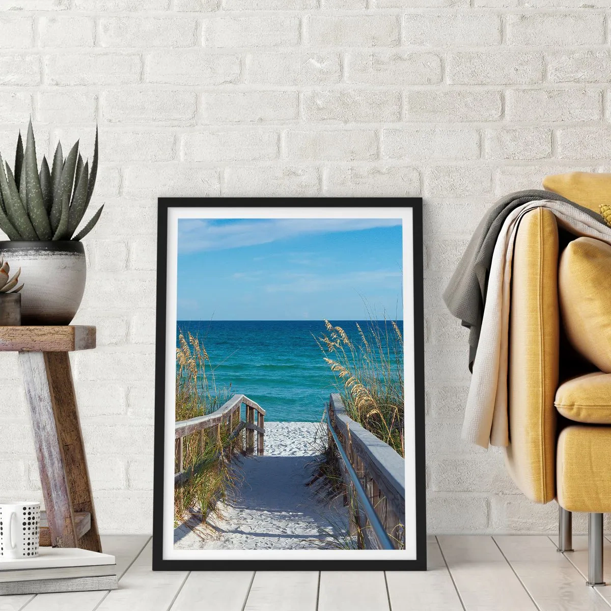Plakat i sort ramme - Indgang til stranden med havudsigt - 50x70cm - I solen, i vinden - Moderne vægdekoration til stue og soveværelse ARTTOR