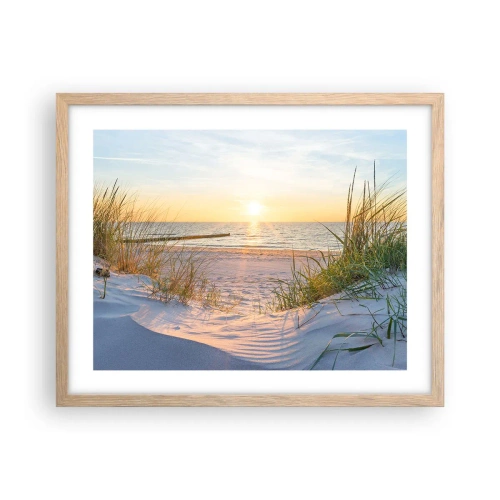 Plakat i ramme af lyst egetræ - Havet brummer, fuglene synger, en vild strand midt i græsset.... - 50x40 cm
