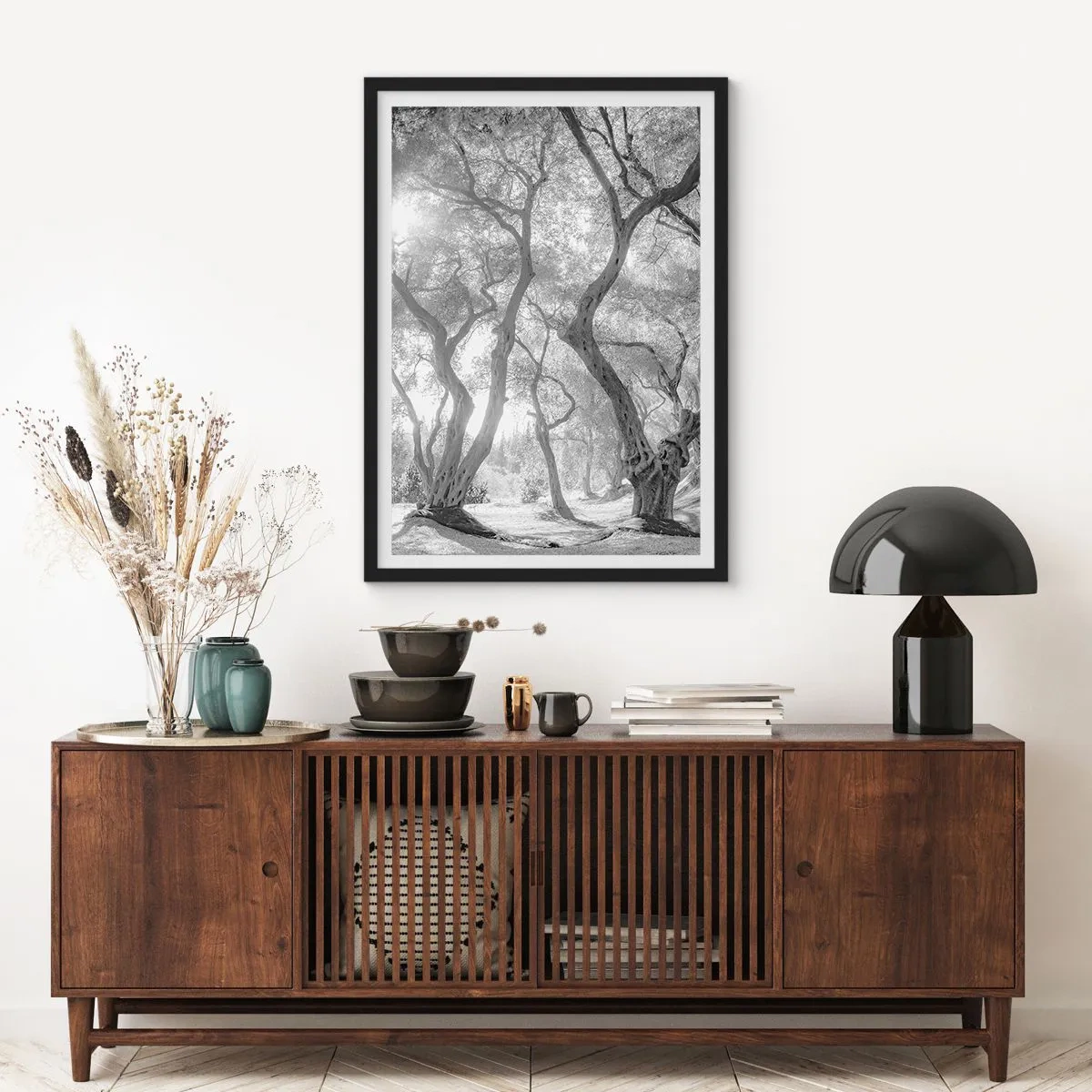 Plakat i sort ramme - Sort-hvidt fotografi af snoede træer i sollyset - 50x70cm - I en olivenlund - Moderne vægdekoration til stue og soveværelse ARTTOR