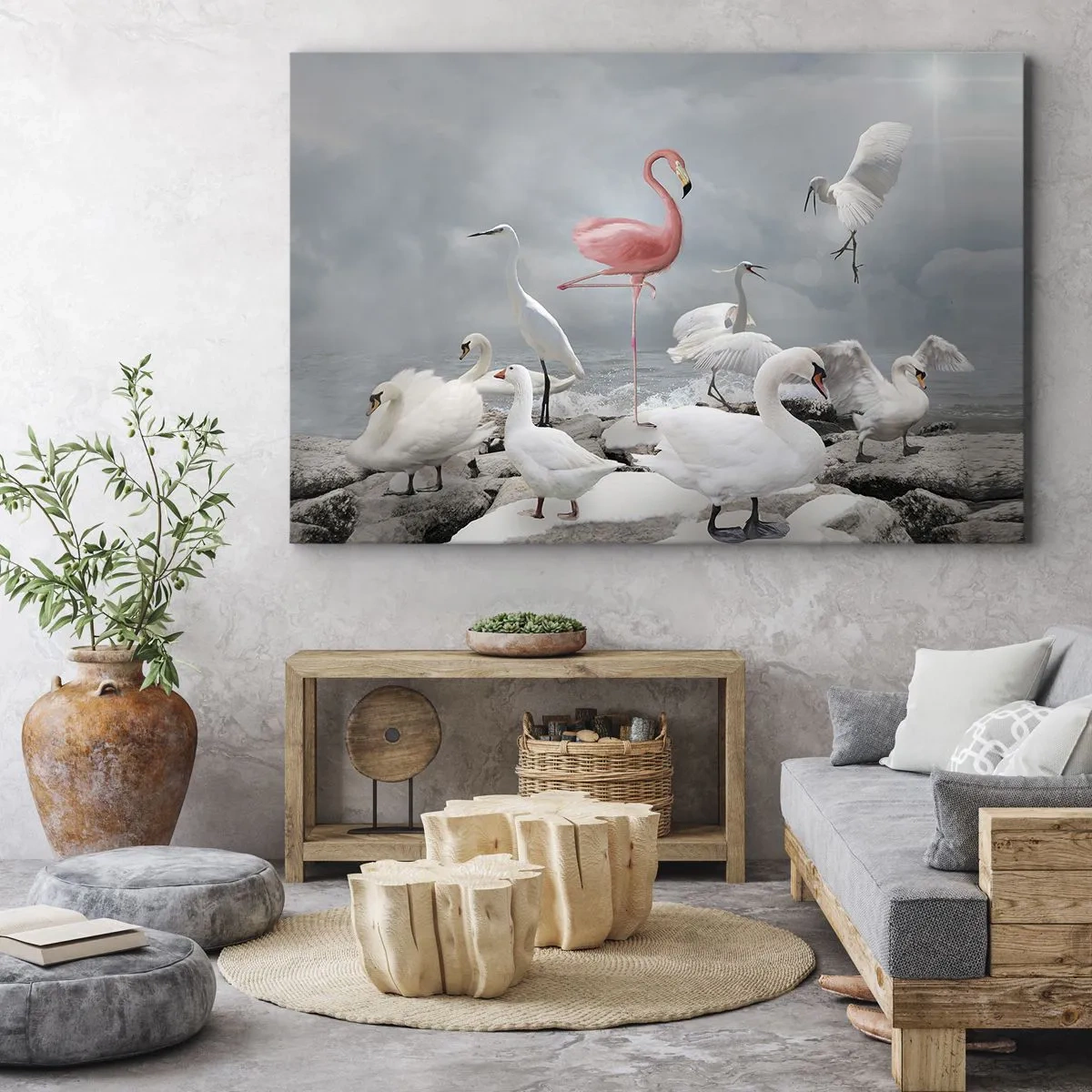 Lærredstryk - Billede på lærred - En lyserød flamingo blandt hvide svaner mod en sø som baggrund - 70x50cm - Hvor kommer jeg fra? - Moderne vægdekoration til stue og soveværelse ARTTOR