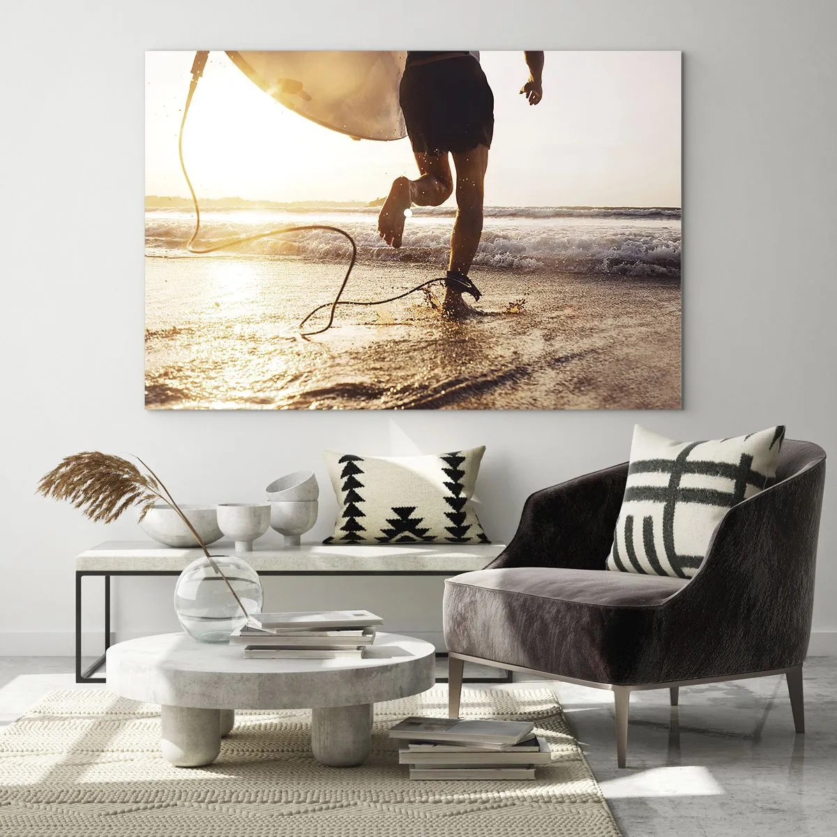 Billede på glas - En surfer løber med sit bræt langs stranden ved solnedgang. - 70x50cm - For at møde bølgen - Moderne vægdekoration til stue og soveværelse ARTTOR