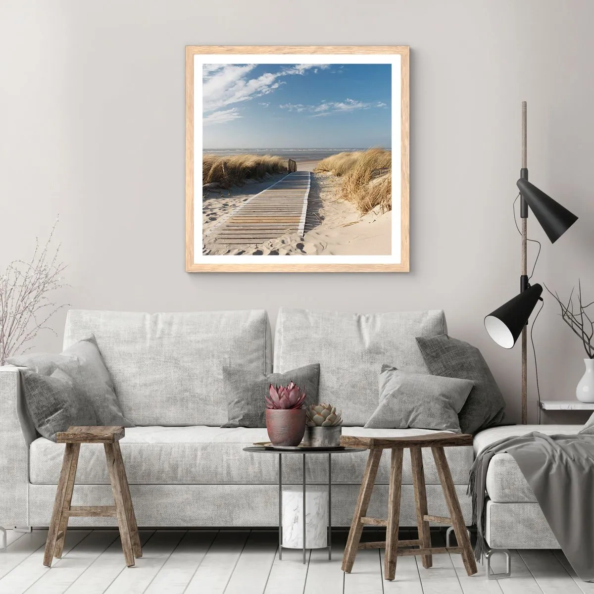 Plakat i ramme af lyst egetræ - Bag klitten, i græssets summen - 50x50 cm