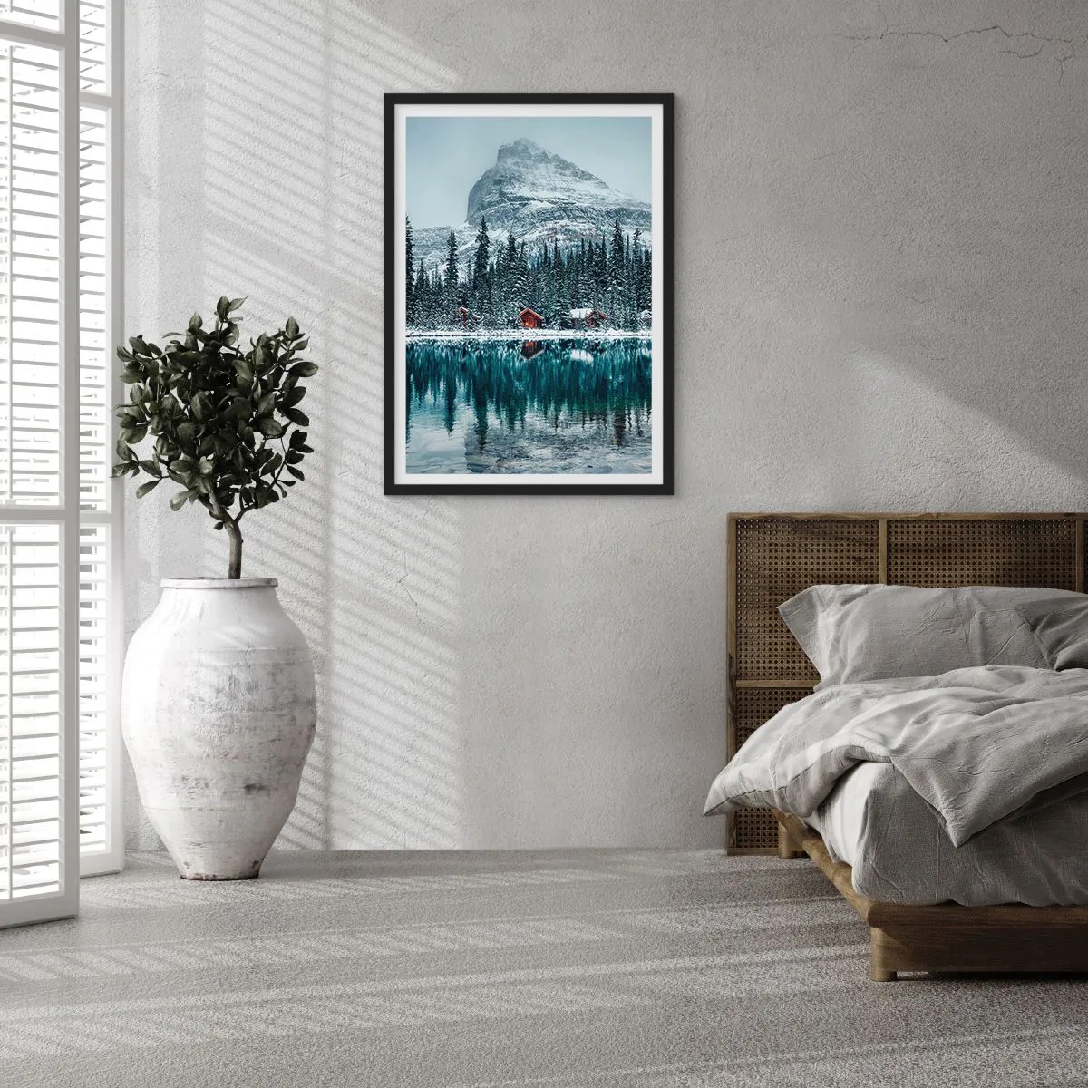 Plakat i sort ramme - Vinterlandskab med hytter ved søen og et bjerg i baggrunden - 50x70cm - En canadisk retræte - Moderne vægdekoration til stue og soveværelse ARTTOR