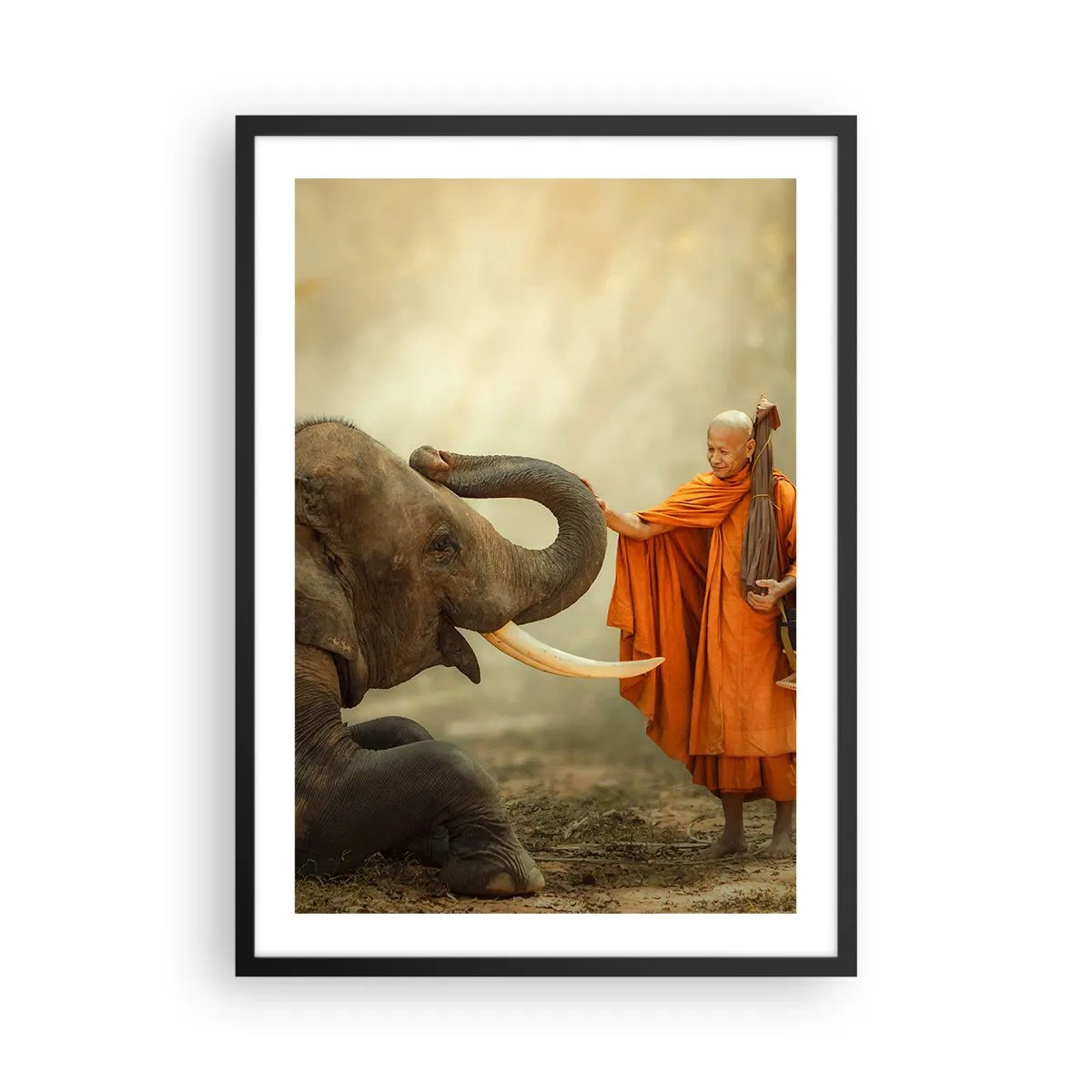 Plakat i sort ramme - En munk i en orange kåbe med en elefant i baggrunden - 50x70cm - Møde på ferien - Moderne vægdekoration til stue og soveværelse ARTTOR