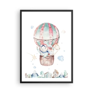 Plakat i sort ramme - En sød illustration af en bamse, der flyver i en ballon over en by - 50x70cm - Vi er snart tilbage! - Moderne vægdekoration til stue og soveværelse ARTTOR
