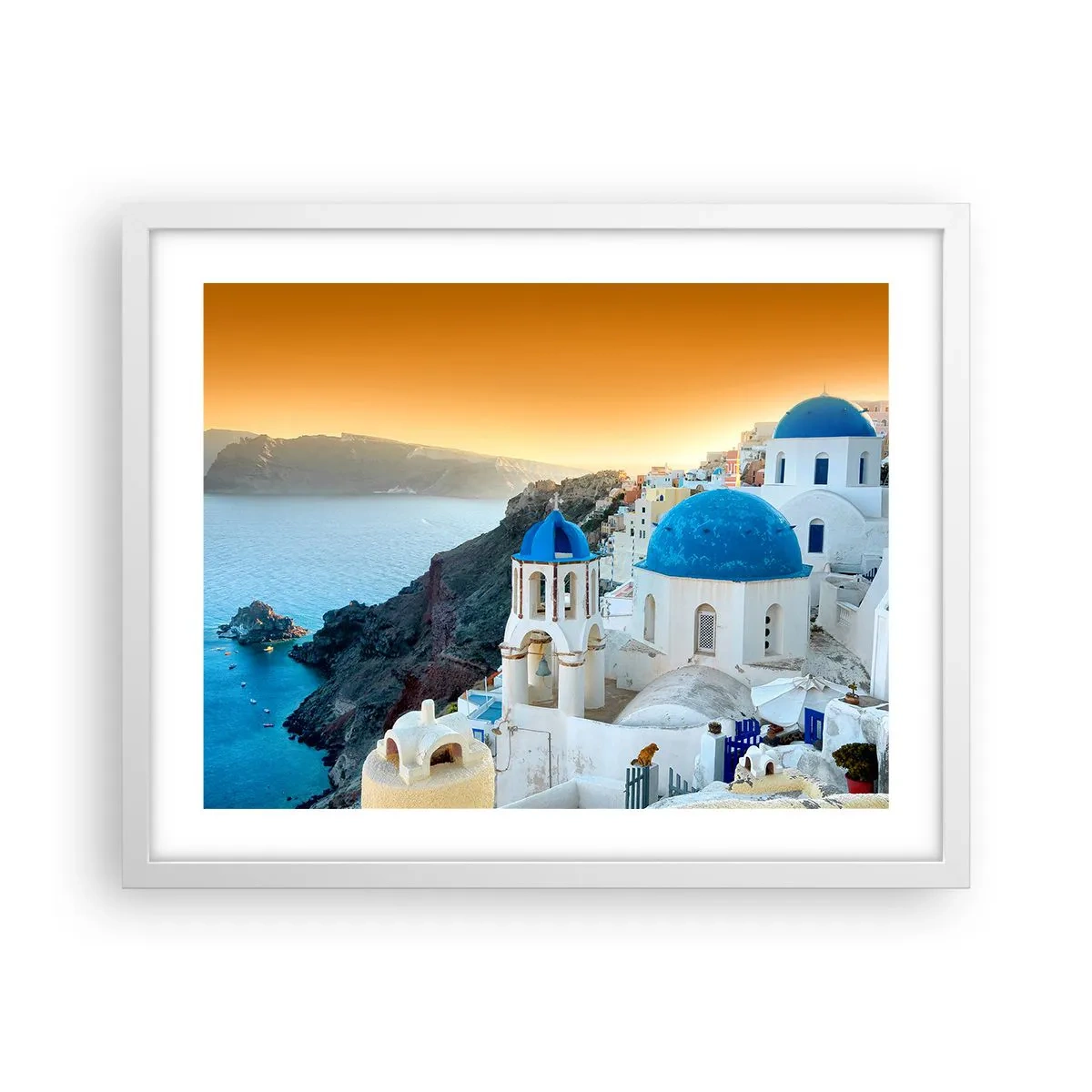 Plakat i hvid ramme - Santorini - omfavnet af klipperne - 50x40 cm